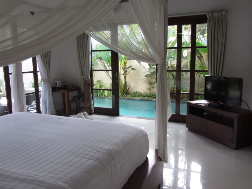 Blick vom Bett auf den Privatpool Bayad Ubud Bali Villa