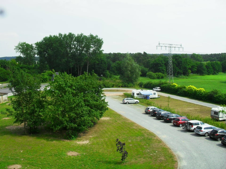 Blick aus dem Fenster zum Parkplatz (geschottert) Hotel am Tierpark