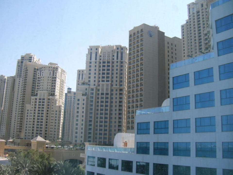 Ausblick vom Zimmer auf Hochhäuser Sheraton Jumeirah Beach Resort