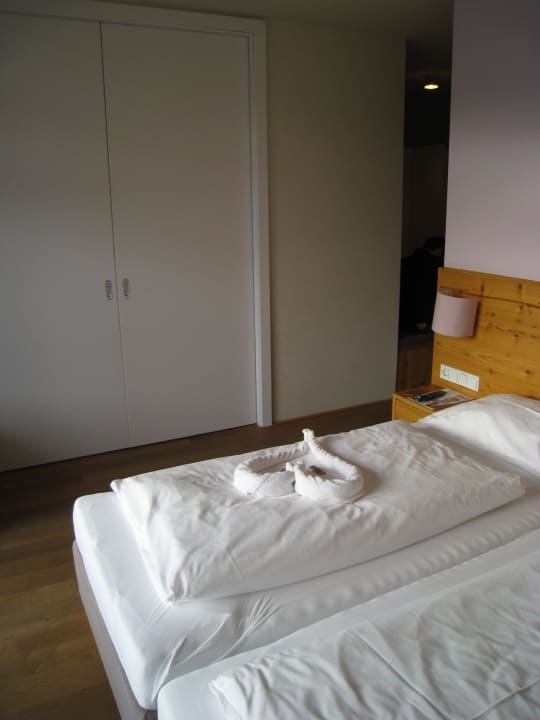 Doppelbett, davor Schiebetür zum Kinderbereich Hotel Neubergerhof