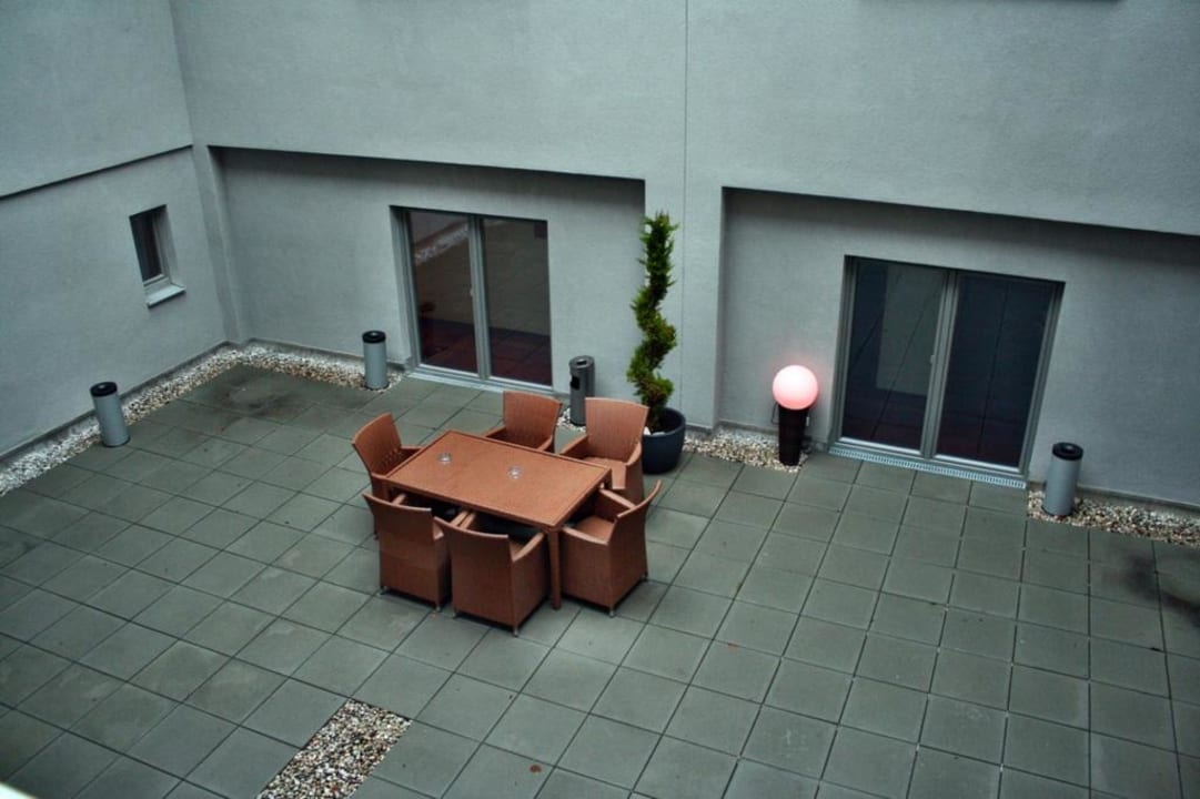 Raucher Lounge im Innenhof Best Western Plus Amedia Art Salzburg