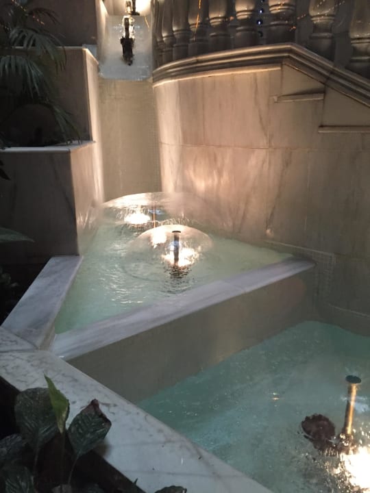 Springbrunnen in der Lobby NH Collection Madrid Gran Vía