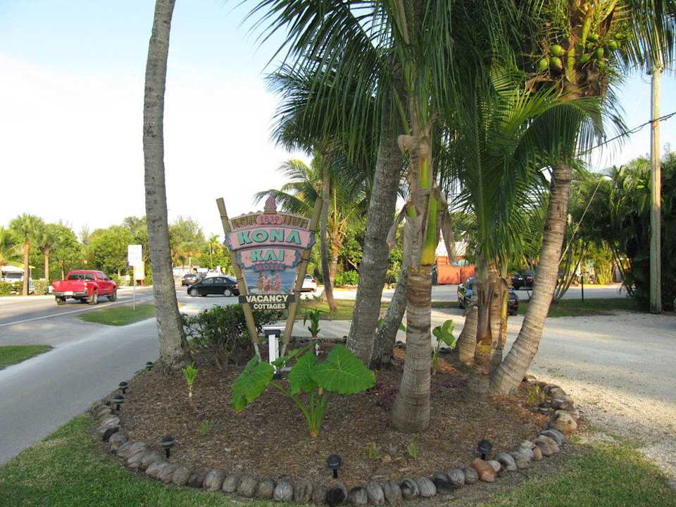 Zufahrt mit Parkplatz Kona Kai Motel & Cottages