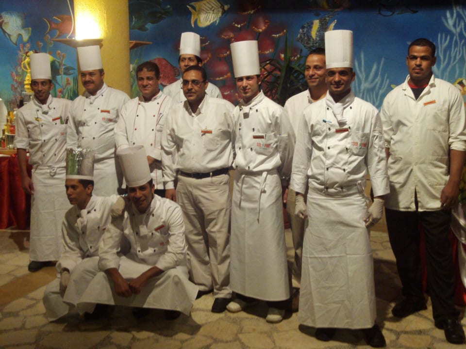 Die "guten Geister" hinter dem Buffet Malikia Resort Abu Dabbab