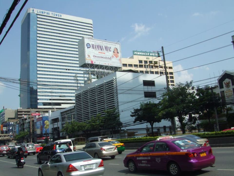 Ansicht des Hotels von der Straße Pinnacle Lumpinee Park Hotel