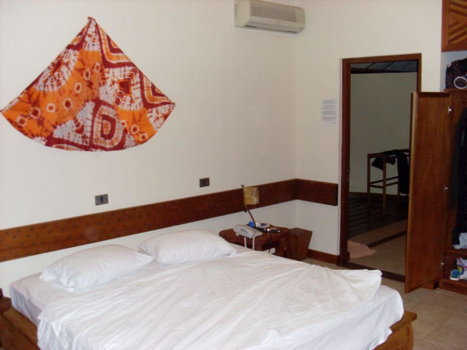 Schlafzimmer im Wasserbungalow NAKAI Maayafushi Resort