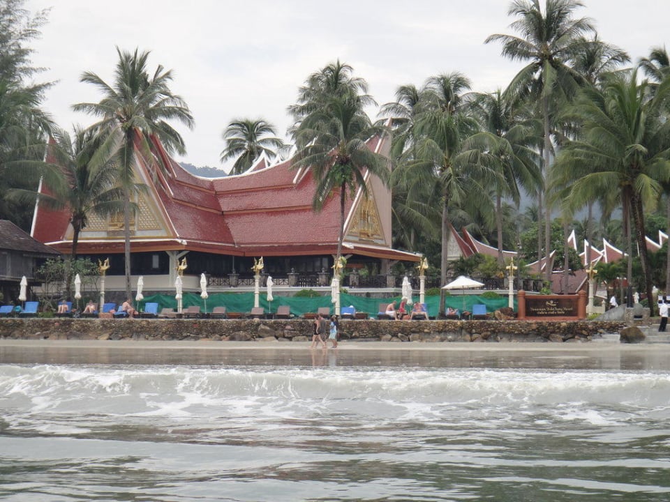 Blick vom Meer auf das Hotel Santhiya Tree Koh Chang Resort