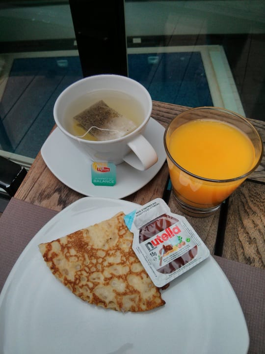 Gemütliches Frühstück mit Poolausblick Hotel Oceania Paris Porte de Versailles