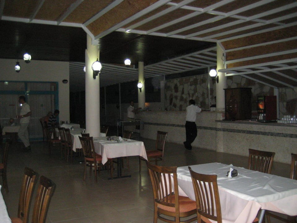 Speisesaal auf der Terrasse Club Hotel Mirabell