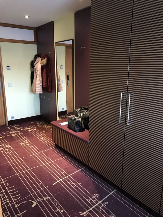 Eingangstür mit Garderobe Dorint City-Hotel Salzburg