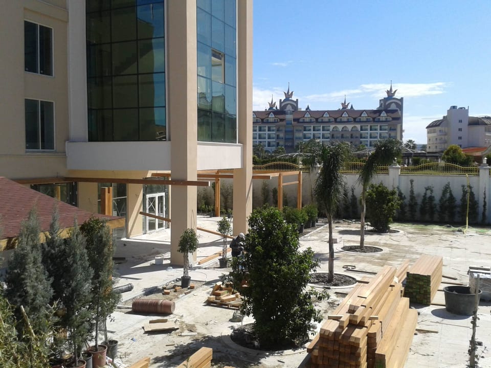 Die Außenpergola wird auch schon gesetzt Well Palace Side