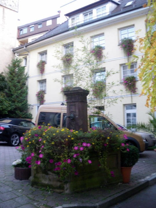 Brunnen im Hof  Hotel Merkur