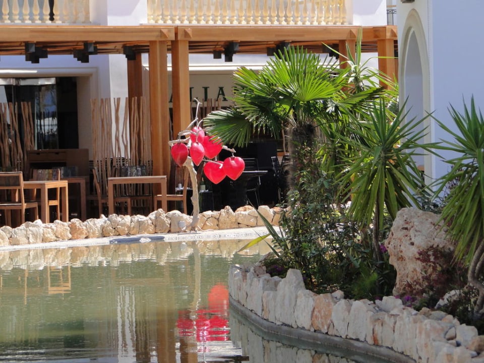 Blick auf Themenrestaurant Mitsis Selection Laguna