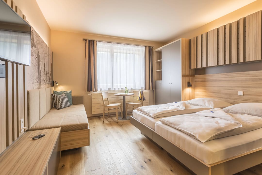 Doppelzimmer plus mit Sofa, TV und Safe JUFA Hotel Malbun