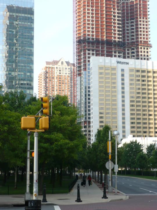 Ansicht des Hotels von der Path Station aus Hotel The Westin Jersey City Newport