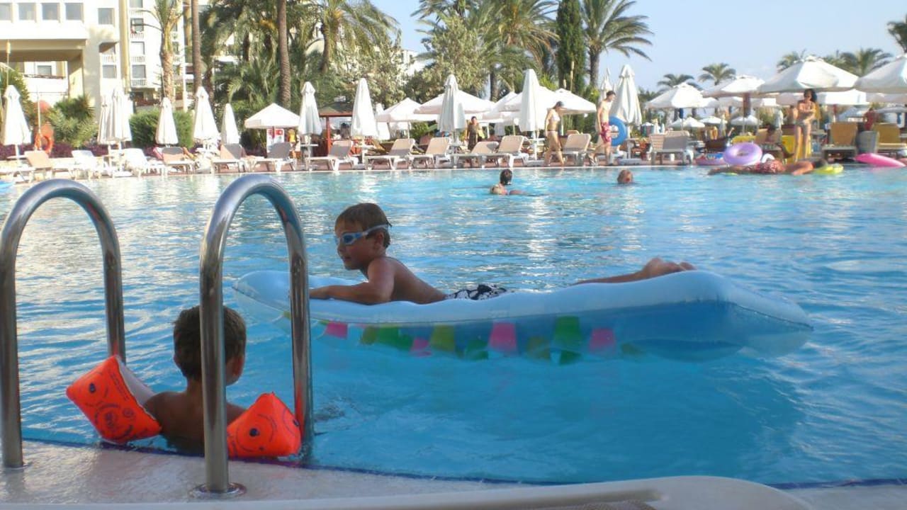 Am hinteren Pool PALOMA Perissia