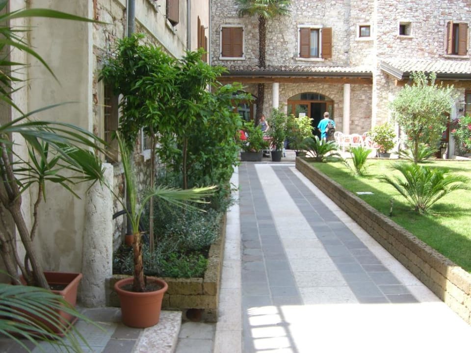 Gartenanlage im Eingangsbereich Hotel Antico Monastero