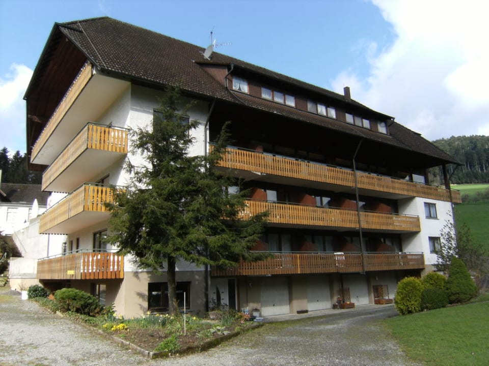 Blick vom Garten zum Hotel Hotel Fuxxbau