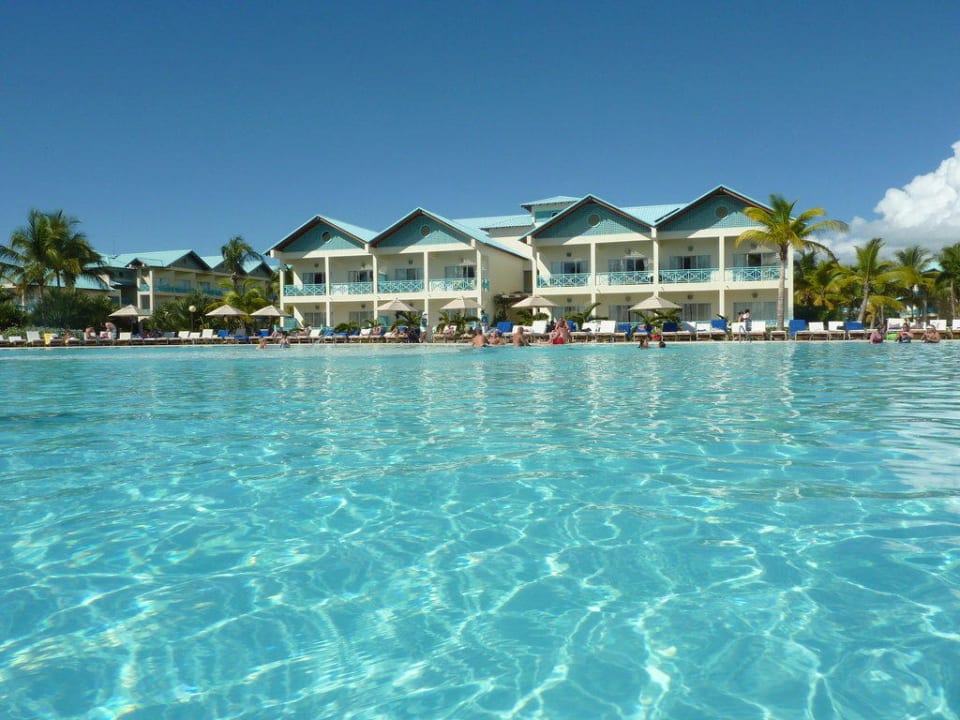 Blick vom Pool auf Gebäude 3 Dreams La Romana Resort & Spa