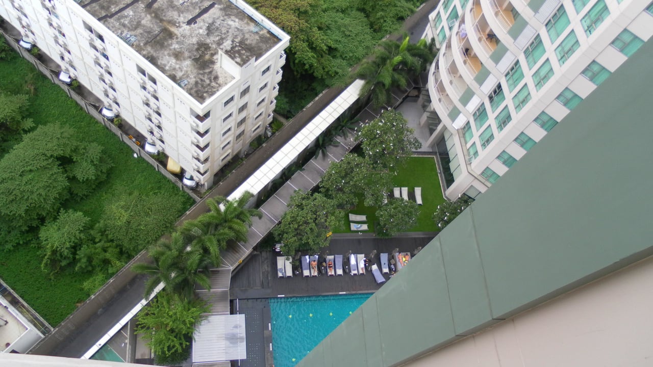 Pool vom Zimmer aus JC Kevin Sathorn Bangkok Hotel
