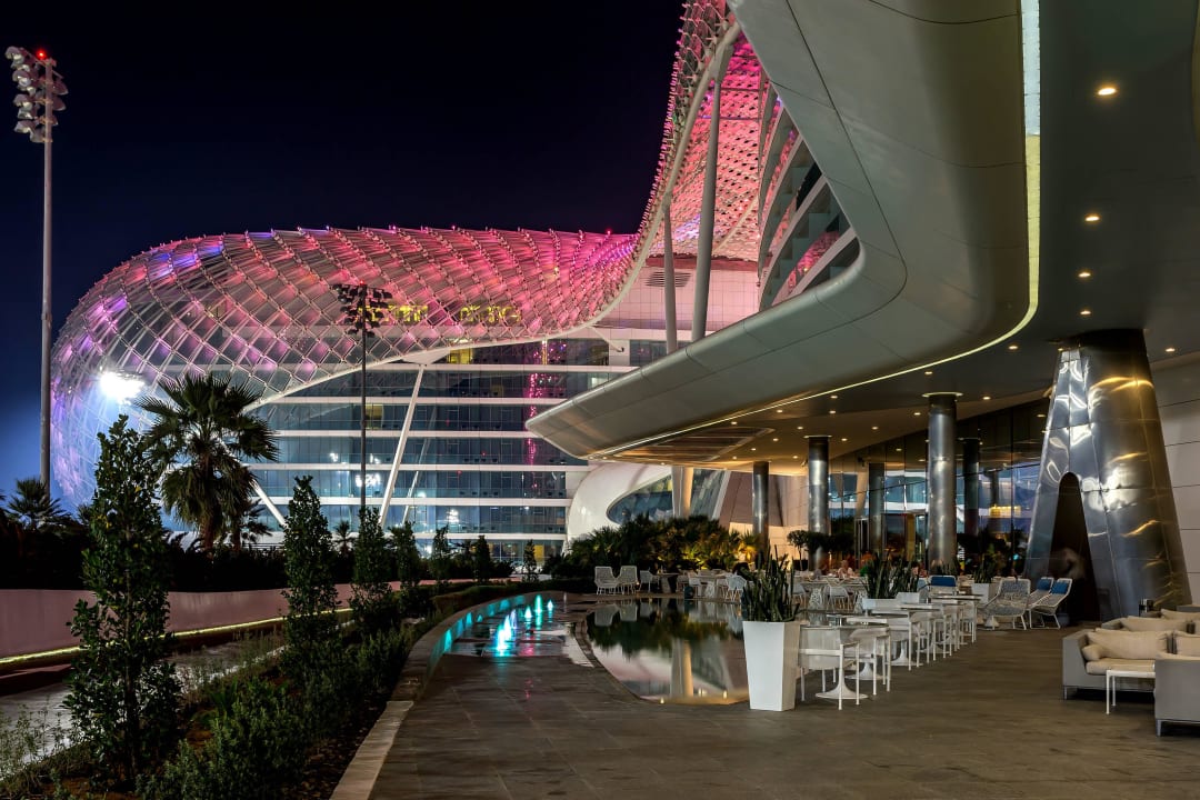 Terrasse der Restaurants bei Nacht W Abu Dhabi - Yas Island