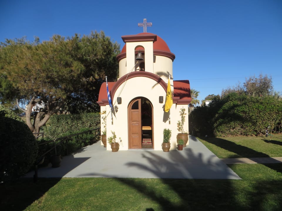 Die kleine Kirche auf dem Hotelgelände Anissa Beach & Village