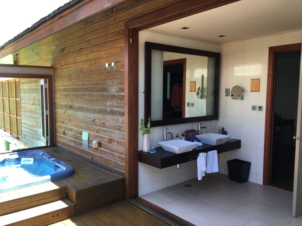 Bad und Whirpool Veligandu Maldives Resort Island