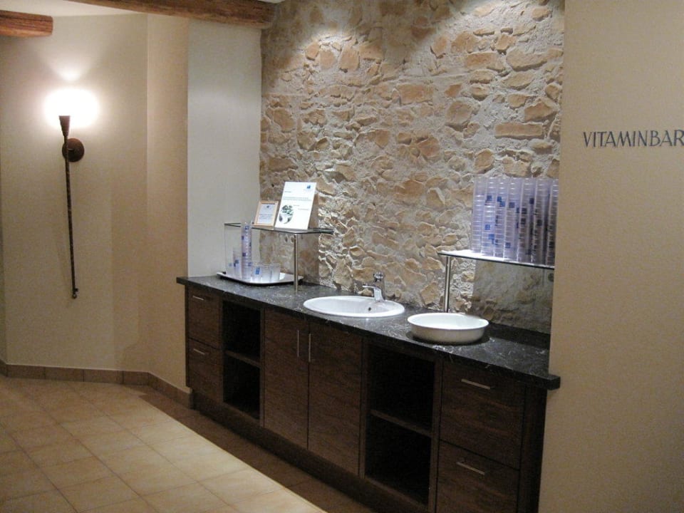 Vitaminbar im Wellnessbereich elaya hotel steinplatte