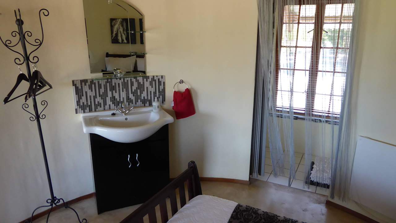 Kleines Waschbecken in der Suite Wine Farm Wederom