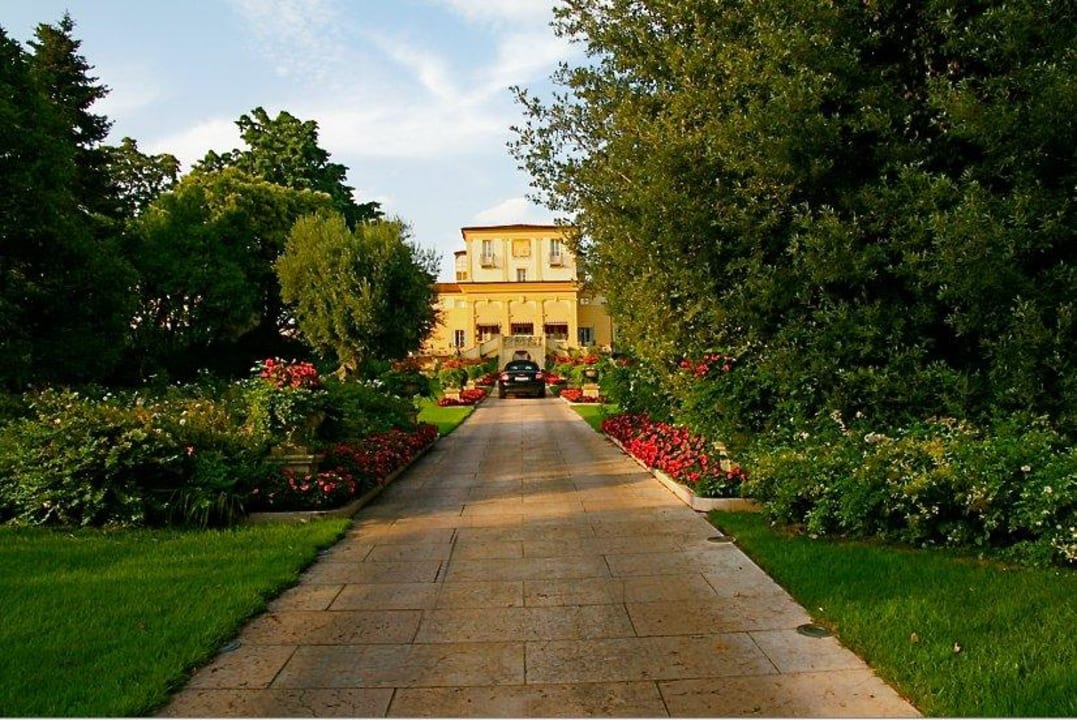 Die Auffahrt ist lang & eindrucksvoll Byblos Art Hotel Villa Amista