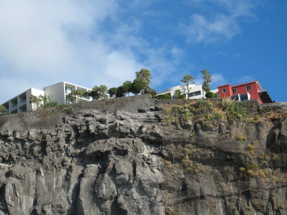 Blick vom Strand nach oben Hotel Estalagem da Ponta do Sol