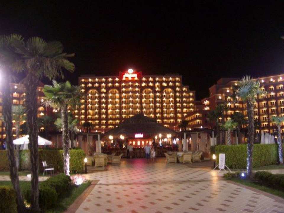 Majestic bei Nacht DIT Majestic Beach Resort