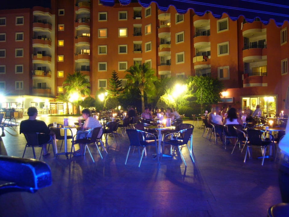 Abendbetrieb in der Blue Bar Hotel Royal Garden Beach