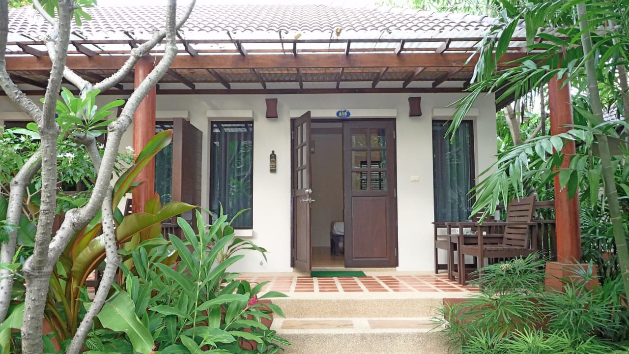 Blick auf die Terrasse unseres Bungalows Hotel Baan Chaweng Beach Resort & Spa