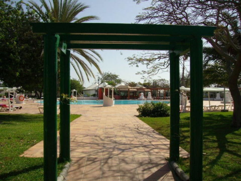 Weg zum Pool Bungalows Cordial Sandy Golf