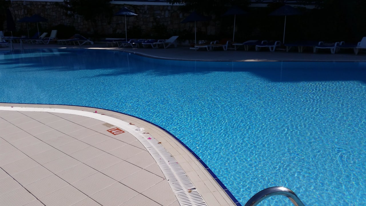 Dreckig und sehr kaltes Wasser. Bodrum Holiday Resort & Spa