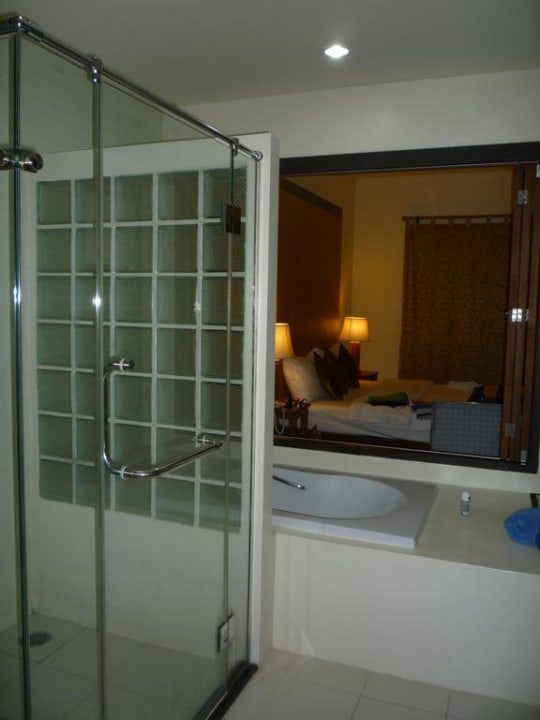 Deluxe Zimmer - Blick vom Bad zum Bett Khaolak Orchid Beach Resort