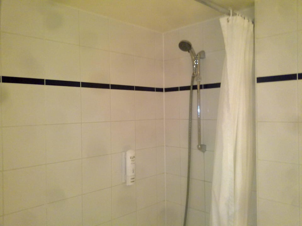 Dreckige Wände, Haare im Bad und am Duschvorhang Vienna House Easy by Wyndham Landsberg