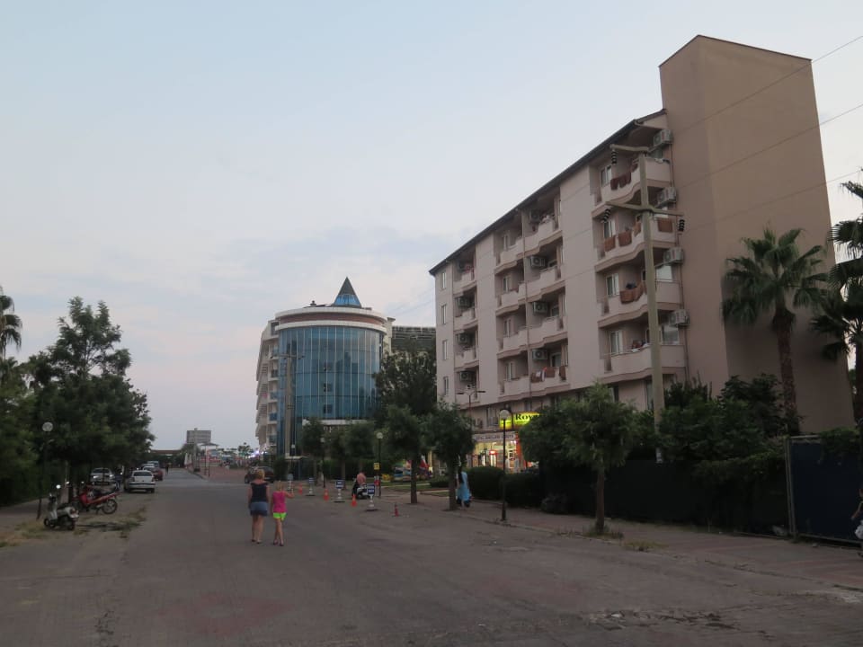 Nebengebäude vorne und MC Beach Park Resort Hotel Hotel Royal Garden Beach