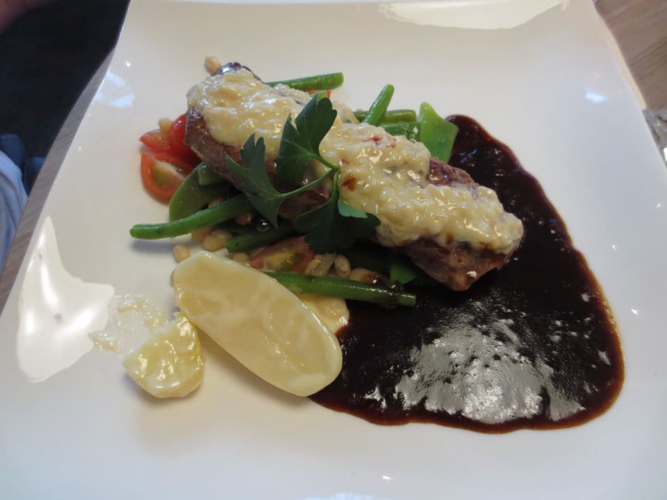 Sehr lecker zubereitet, toll angerichtet Dorint Hotel Dresden