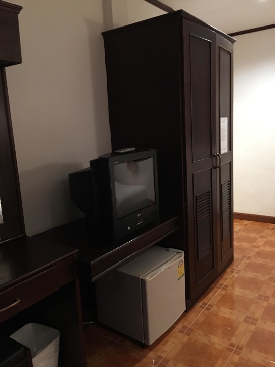 Fernseher und Kühlschrank The Noble House Beach Resort