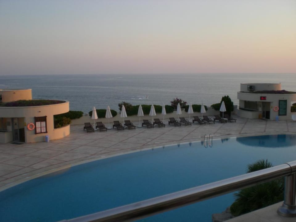 Blick auf den Pool von der Terrasse aus. Melas Resort Hotel