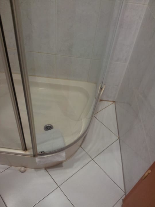 Badezimmer mit unsauberen Ecken Arkona Strandhotel