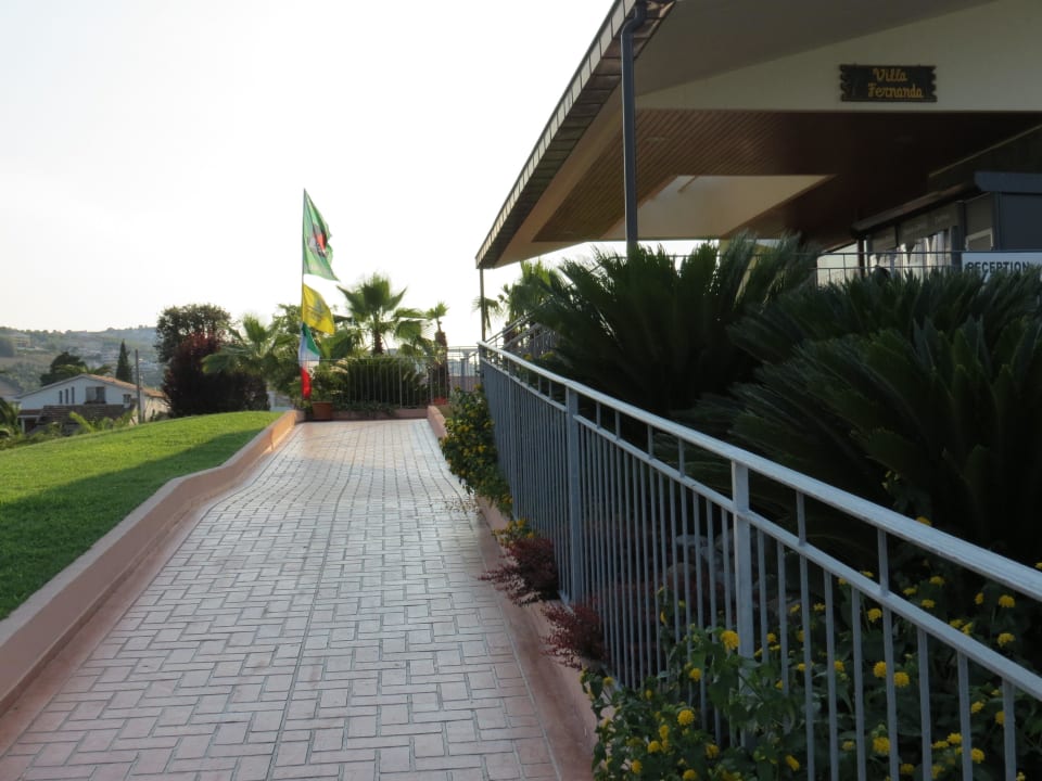 Verso la reception Don Antonio Glamping Village