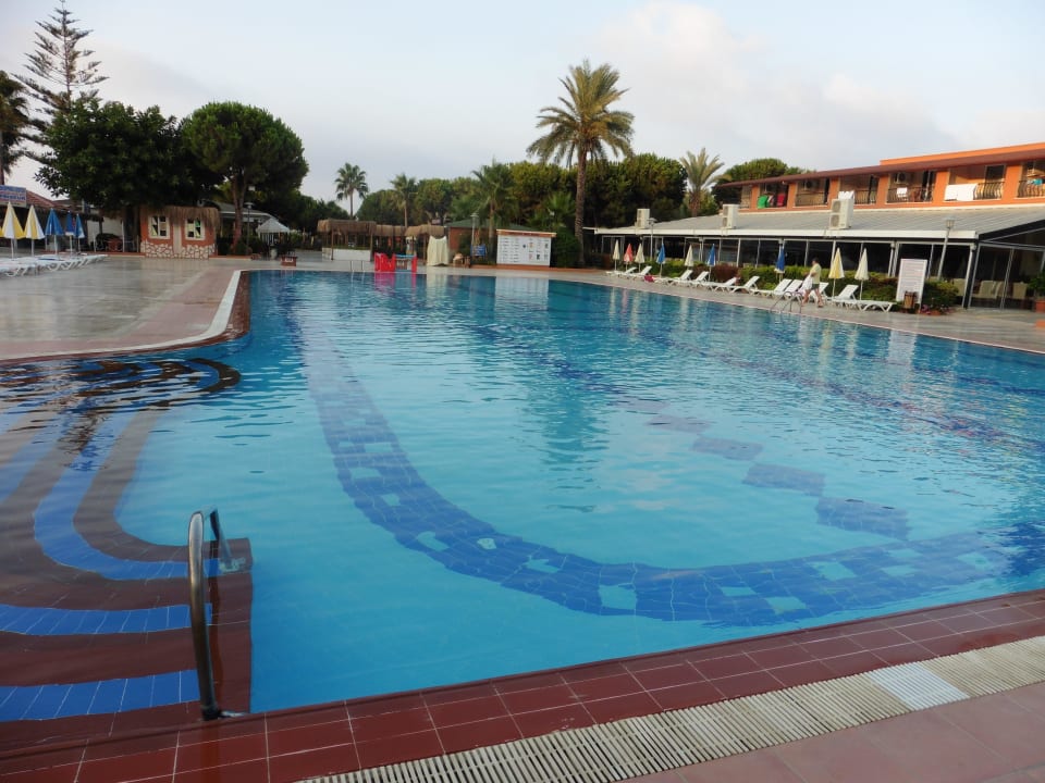 Der große Pool Club Turtas Beach Hotel