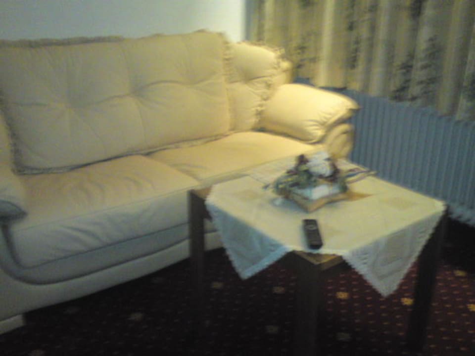 Unser Zimmer mit Ledercouch Hotel Krone Igelsberg