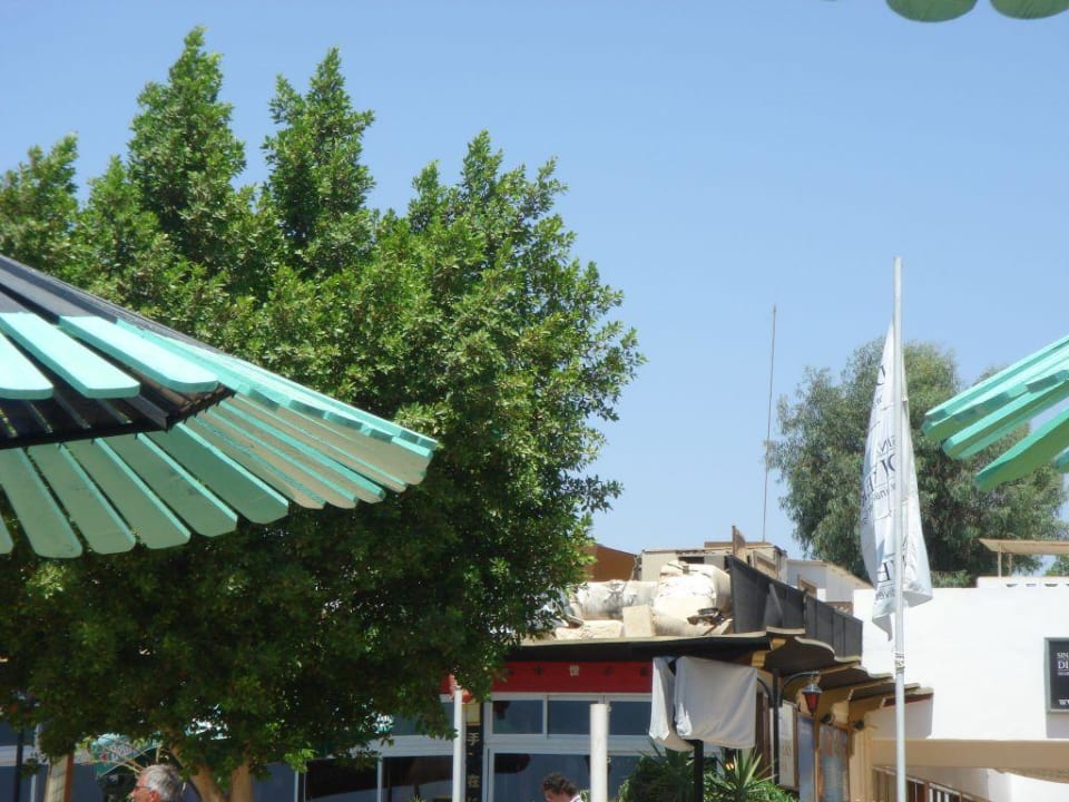 Marodes Dach vom Hauptrestaurant Ghazala Beach