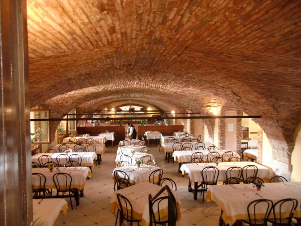 Restaurant in einem Gewölbekeller Hotel Antico Monastero