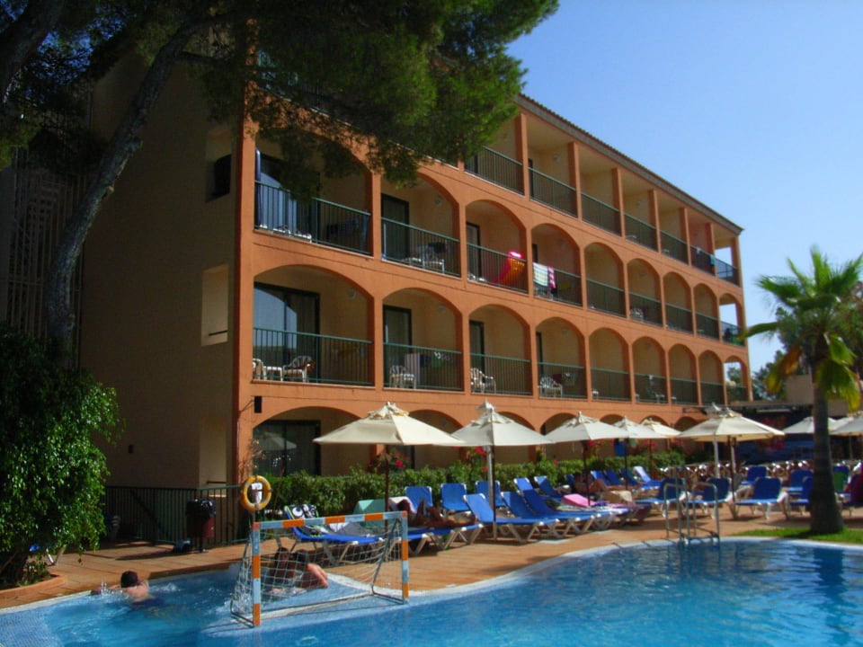 Blick vom Pool auf das Hotel Valentin Somni Hotel & Suites