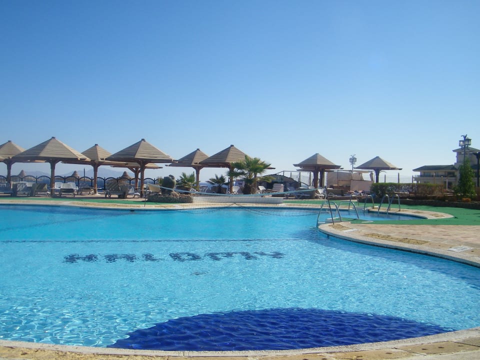 Basen przy hotelu The Regnum Halomy Hotel